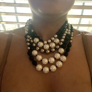 Costume jewelry: Women’s necklace
